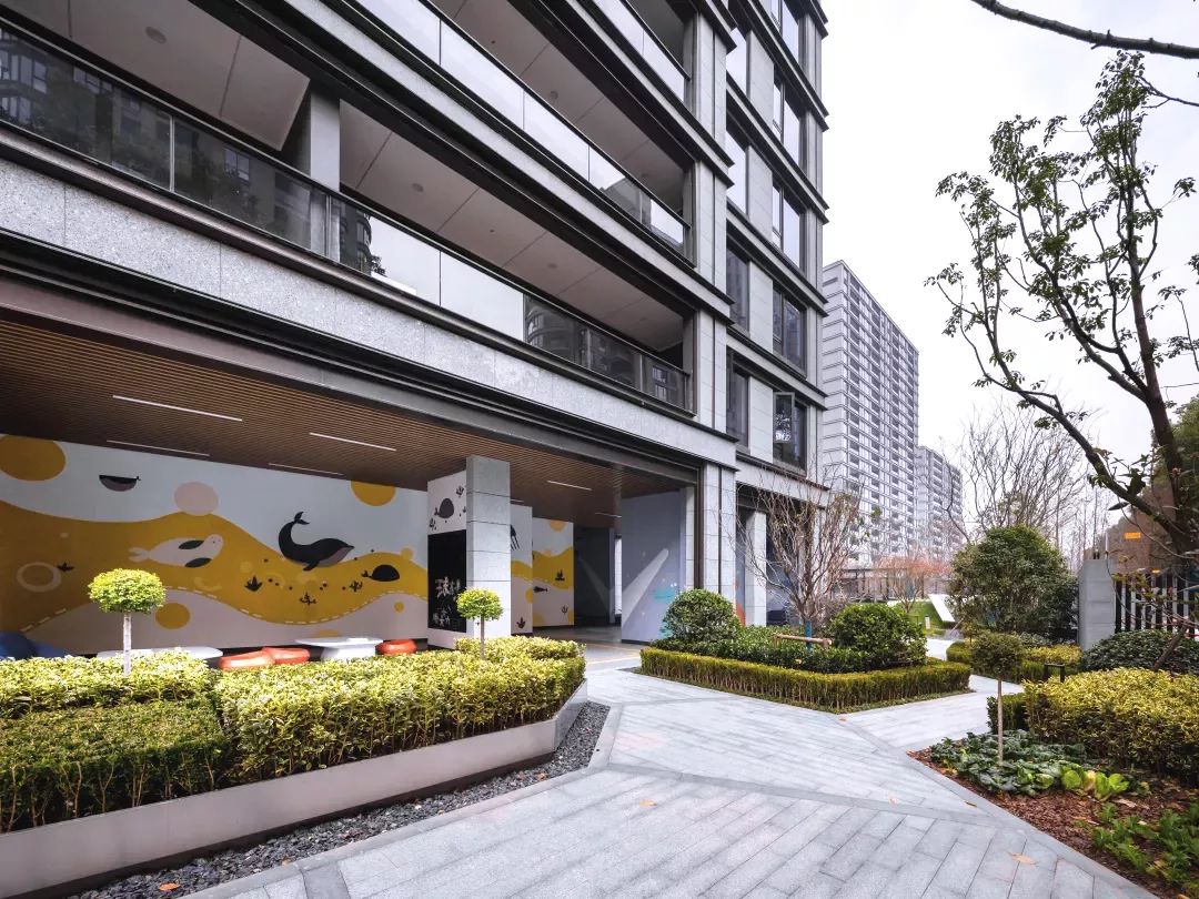 架空层疏解了居住区地面的交通问题,打破了大体量的住宅建筑对交通