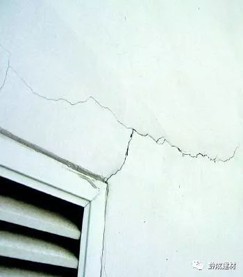 竹木纤维墙面装修资料下载-墙面潮湿、裂缝遍地都是，如何解决？