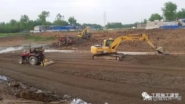 软土路堤拼宽计算资料下载-土填方、路床整形、水稳砂、沥青砼工艺解读