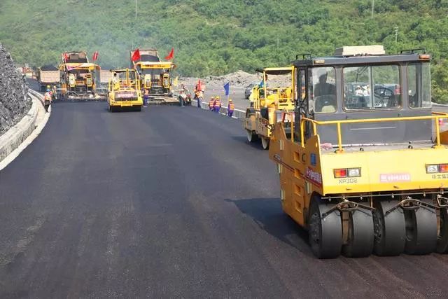 一级公路路面基层施工工艺资料下载-洒布法沥青路面面层施工工艺