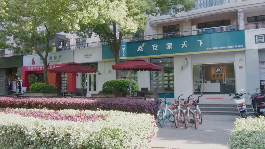 古北富贵东道伊犁南路口 在剧中, 房产中介阿拉丁和小红帽 在安家天下