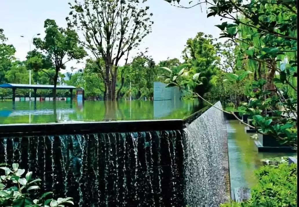 静水面跌水,静与动的结合,更添灵动的气息.