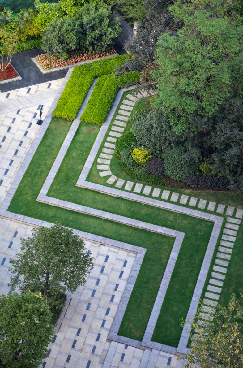 运用阶梯式种植池和草阶的搭配, 从而过渡高差, 让高层与低层之前有了