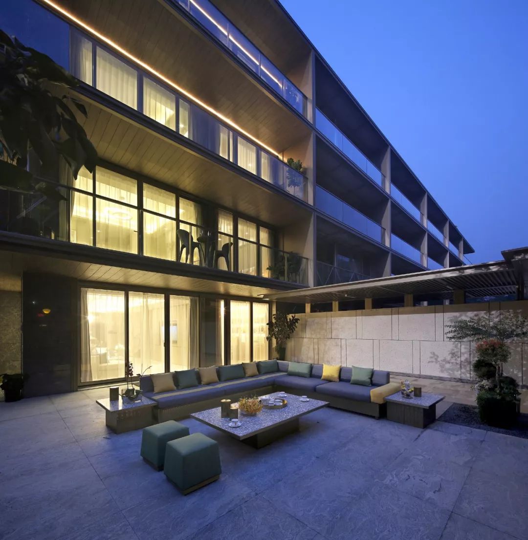 全新的极简美学玻璃盒子住宅