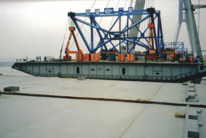 斜拉桥钢主梁悬臂拼装