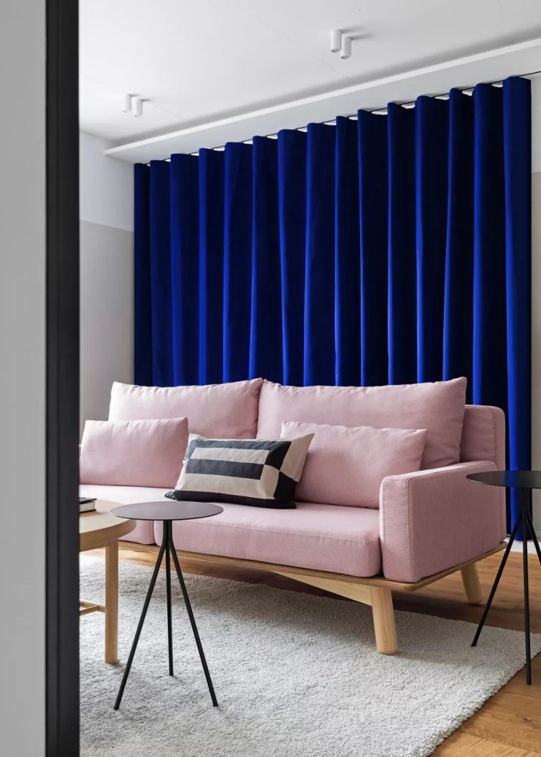 蓝色调室内资料下载-宝蓝色的巧妙运用，为你的公寓增添色彩！