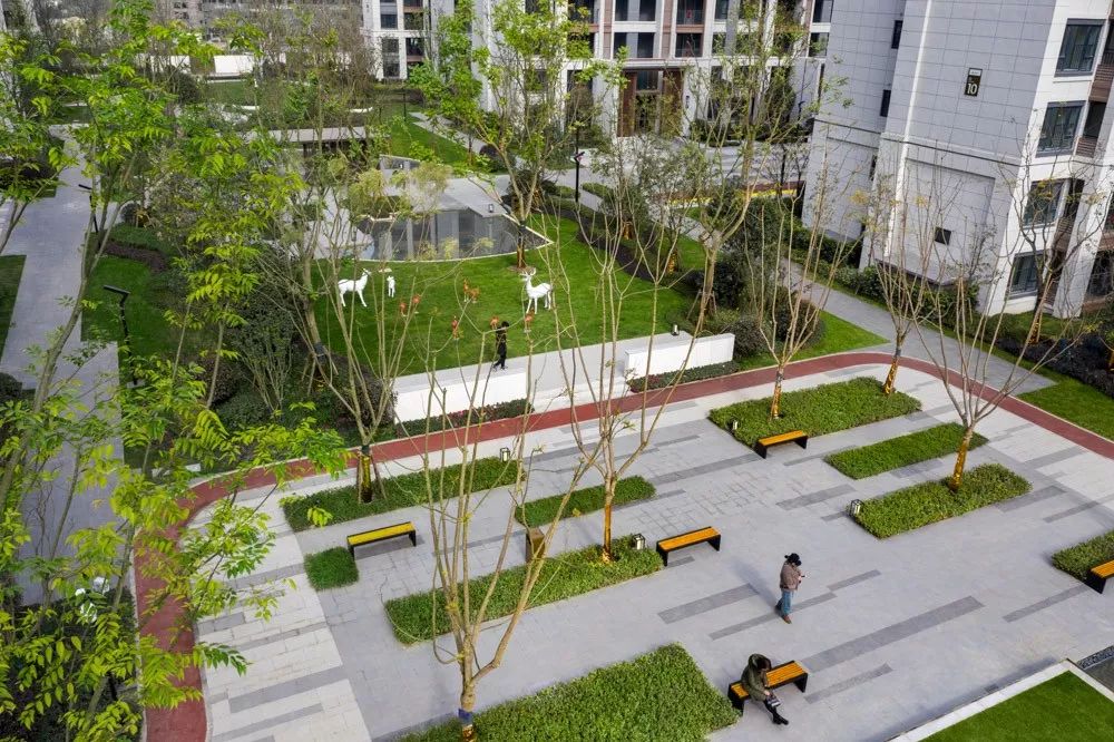 呈现为规则式布置,让植物组合形成日常休闲漫步的小广场,具有穿行和