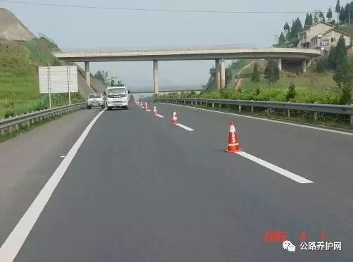 沥青路面裂缝处理设计资料下载-多条高速公路沥青路面裂缝灌缝处治经验总结