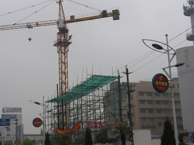 塔吊作业区覆盖范围内如有高压线路,变压器等电气设施应进行外电防护.