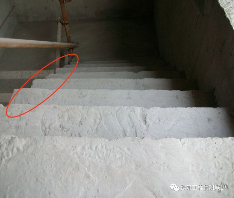 室外3跑直楼梯资料下载-楼梯支模小改进，提升施工质量！