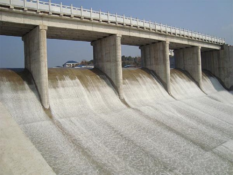 常常设置岸边溢洪道泄洪,防止洪水漫顶,保证大坝及其他建筑物的安全