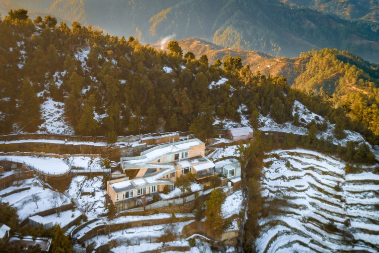 残疾人坡道入口资料下载-粗野之中,宁静地消隐,喜马拉雅山间坡道小屋