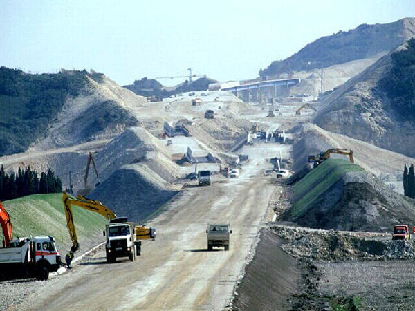 高速铁路路基的资料下载-高速铁路路基特点结构和填筑介绍(76页)