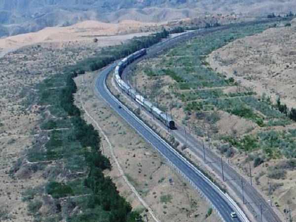 铁路路基栅栏施工方案资料下载-[论文]中国沙漠戈壁铁路路基工程设计回顾