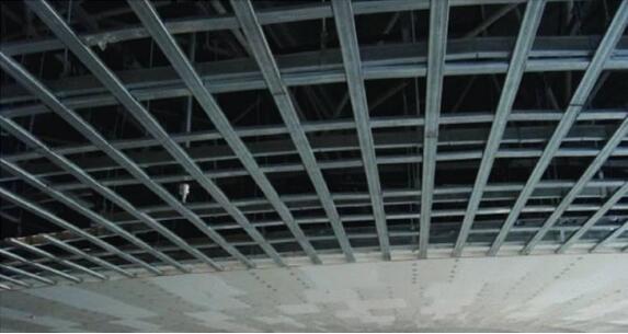 双层铝板吊顶节点资料下载-开敞式异形折面穿孔铝板吊顶安装技术创新