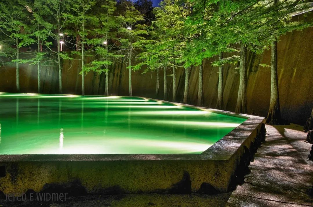 喷花池(the aerating pool) 喷花水池由几十个喷泉配合灯光形成水雾