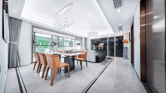 所谓"横厅",指客厅的开间>进深,客厅和餐厅横向相连,且都在同一采光面