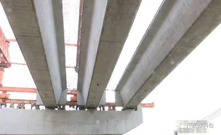 30米跨预制箱梁梁吊装资料下载-广州在建高架桥倒塌，30米长梁体坠落断裂