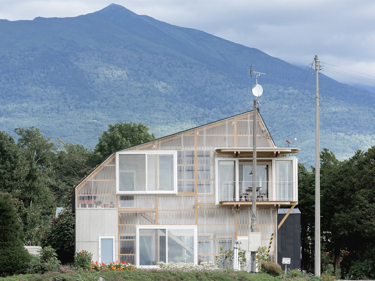 屋顶船舱2号住宅资料下载-日本变形屋顶住宅