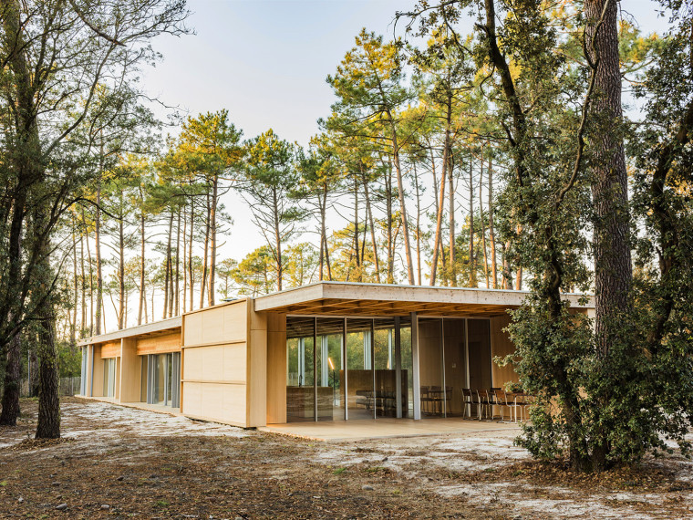 与玻尔埃拉苏里斯别墅资料下载-法国滨海苏拉克的木制别墅