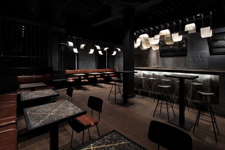 室内平面图铺装资料下载-城市地面铺装转化为空间元素，柏林酒吧设计