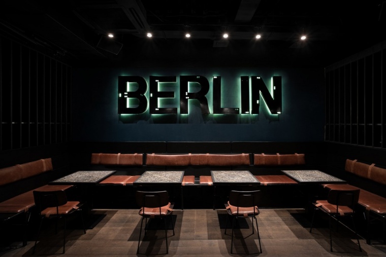 城市地面铺装转化为空间元素，柏林酒吧设计_9