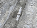 请问这种开挖后发现有水管的情况，地梁该如
