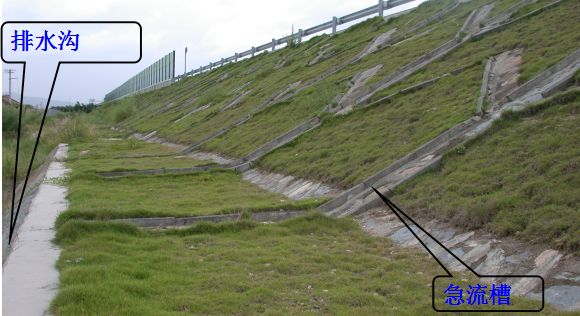 高路堑边坡,路堑与高路堤连接处,回头曲线上下边沟等位置,是山区公路