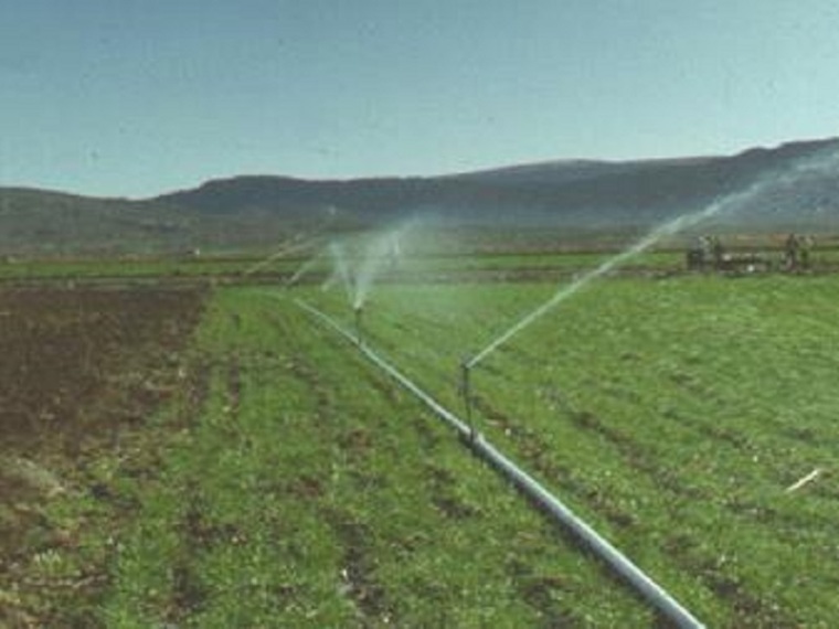 高效节水灌溉工程施工技术方案资料下载-节水灌溉工程技术分类及优缺点
