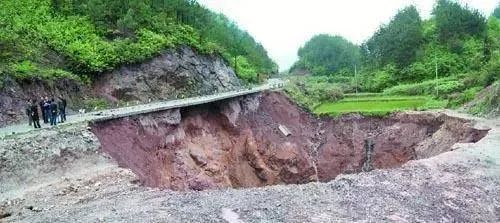 高速泥石流防治资料下载-地质灾害应防治并举，切莫让养护成果滑坡