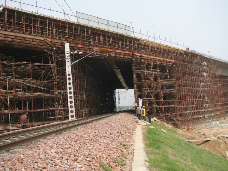 桥梁施工支架资料下载-跨电气化铁路现浇桥梁支架施工工法