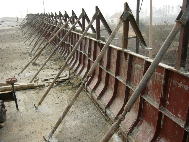 景区桥梁防撞护栏资料下载-公路桥梁外包式防撞护栏施工工法