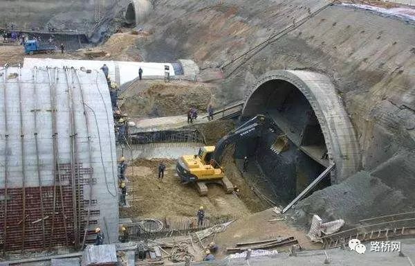 隧道盖拱法资料下载-隧道洞口施工技术交底书