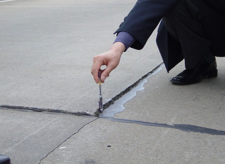 白色混凝土路面破损修复资料下载-城市道路水泥混凝土路面改造技术