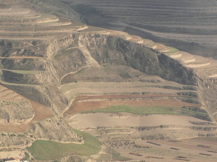 黄土富水地区路基施工资料下载-黄土地区路基病害与防治（135页）