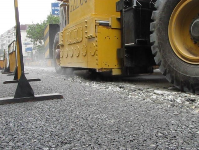 道路改造中围挡的应用资料下载-共振碎石化在水泥砼路面改造中的应用