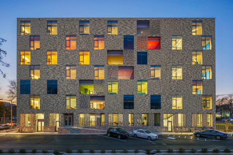 城市建筑色彩规划资料下载-以色彩区分楼层的“多宝阁”_华盛顿AYA公寓