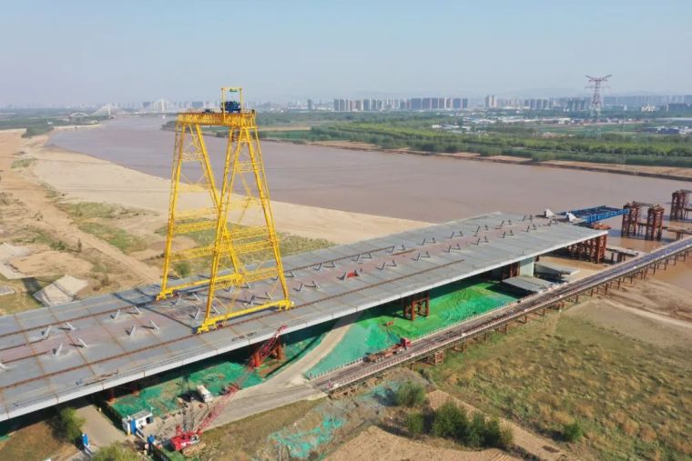 石济黄河大桥顶推资料下载-齐鲁黄河大桥首跨钢箱梁顶推到位