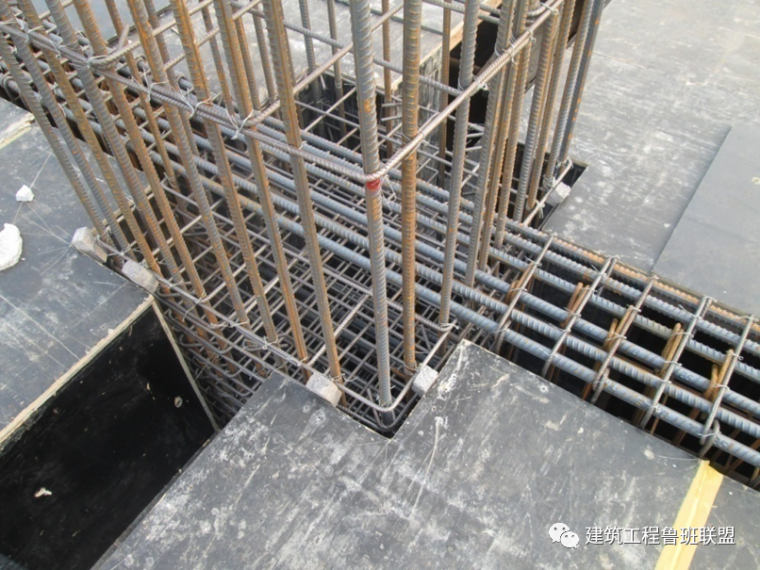 柱主筋位置确定后,利用混凝土垫块固定