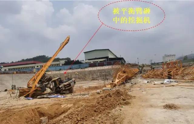 塔吊附着方法资料下载-2死3伤！深圳一在建工地发生塔吊倒塌事故！