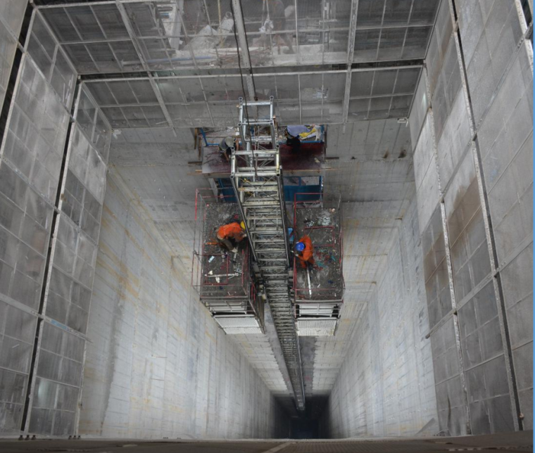 180米超高层电梯资料下载-超高层施工电梯空中原位转换悬臂基础的研制