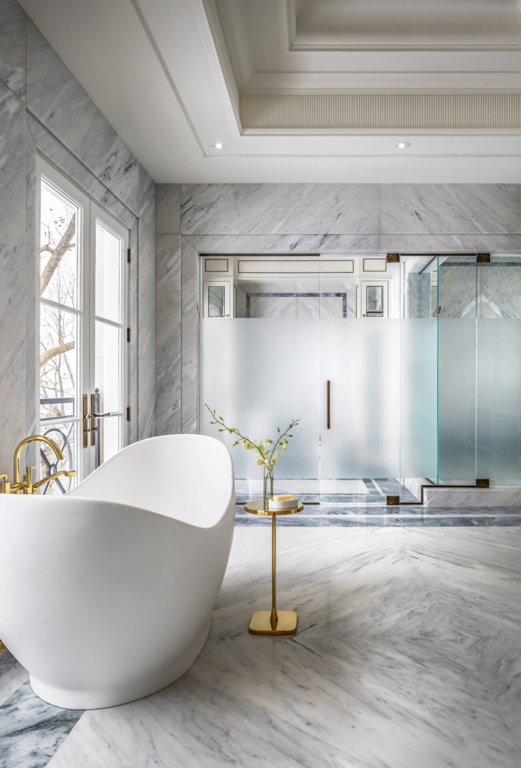 卫生间干湿分离布局,白色大理石,配金属配件特别有大气范.