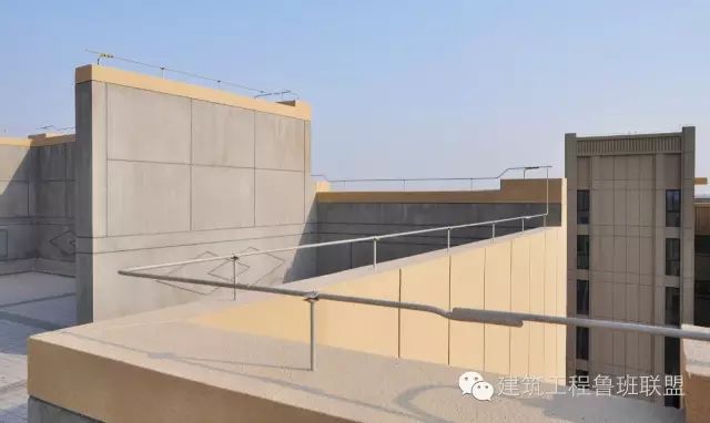 4,572米女儿墙采用塑料条分格,细拉毛施工工艺,无色差,空鼓,简洁,实用