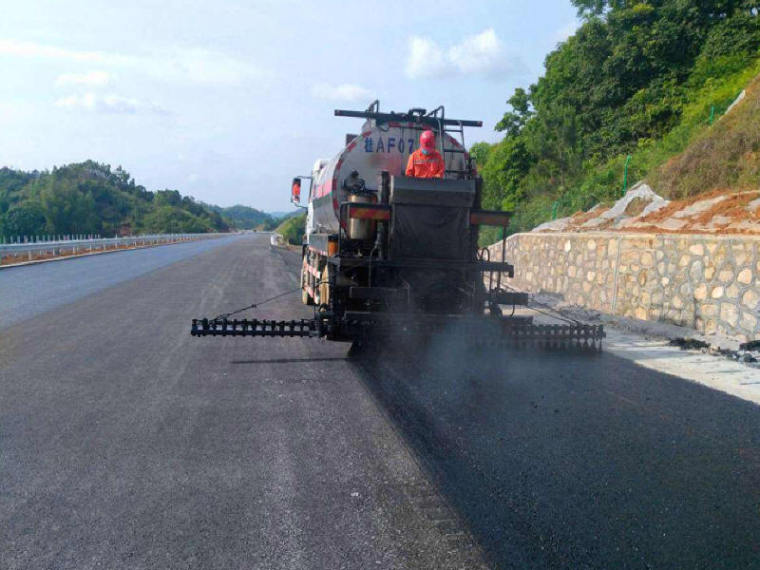 公路路面水稳碎石资料下载-公路路面工程质量防病防治手册(72页)
