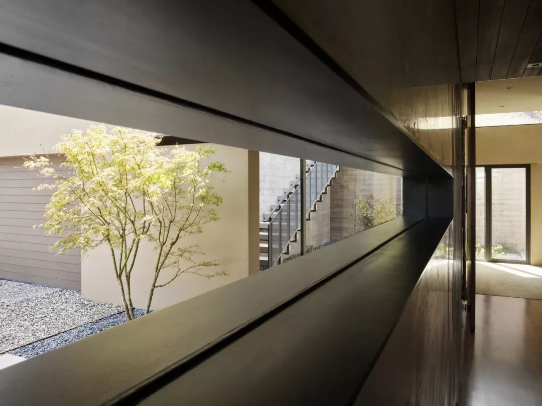 室内留有一条长长的矩形框,框景设计为空间带来通透感,驻足眺望,宁静