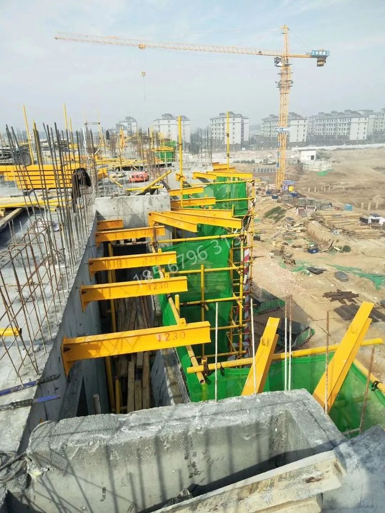 (3)预埋件安装完毕后,砼浇捣时,严禁振动棒直接与预埋件接触,以确保