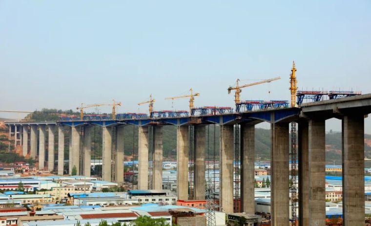 陕西省房建资料下载-陕西省首座新型桥梁结构在宝鸡顺利合龙
