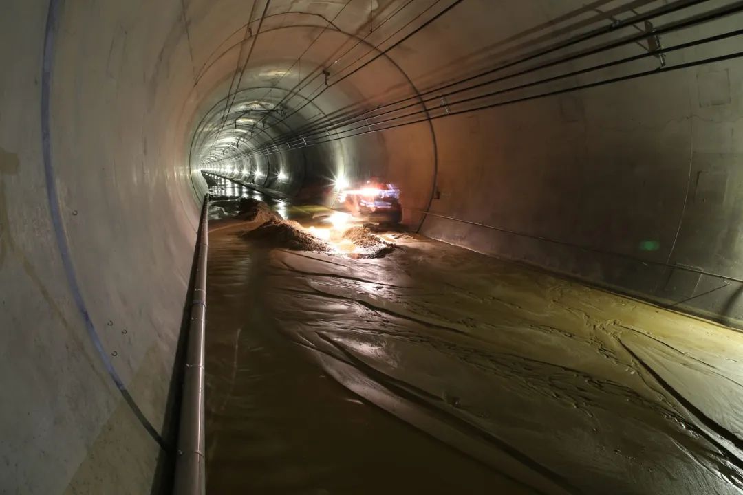 勒奇山基线隧道图片