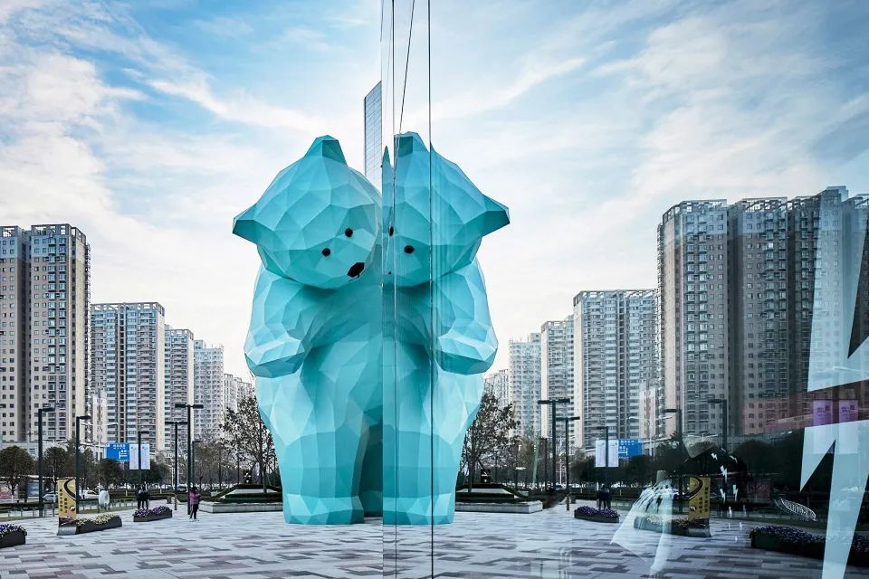 还有个头比较大的萌宠队员 比如西安高新中大国际门前的这只可爱幼熊