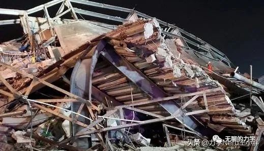 从现场图中,发现钢结构为工字形钢结构,目测宽度(高度)约20cm左右